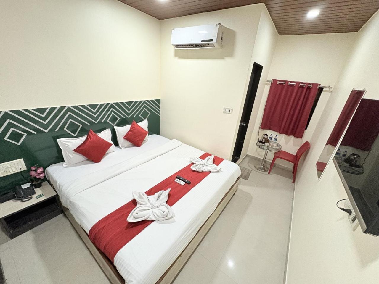 Hotel Kailash Park- Near International Airport Mumbai  Buitenkant foto